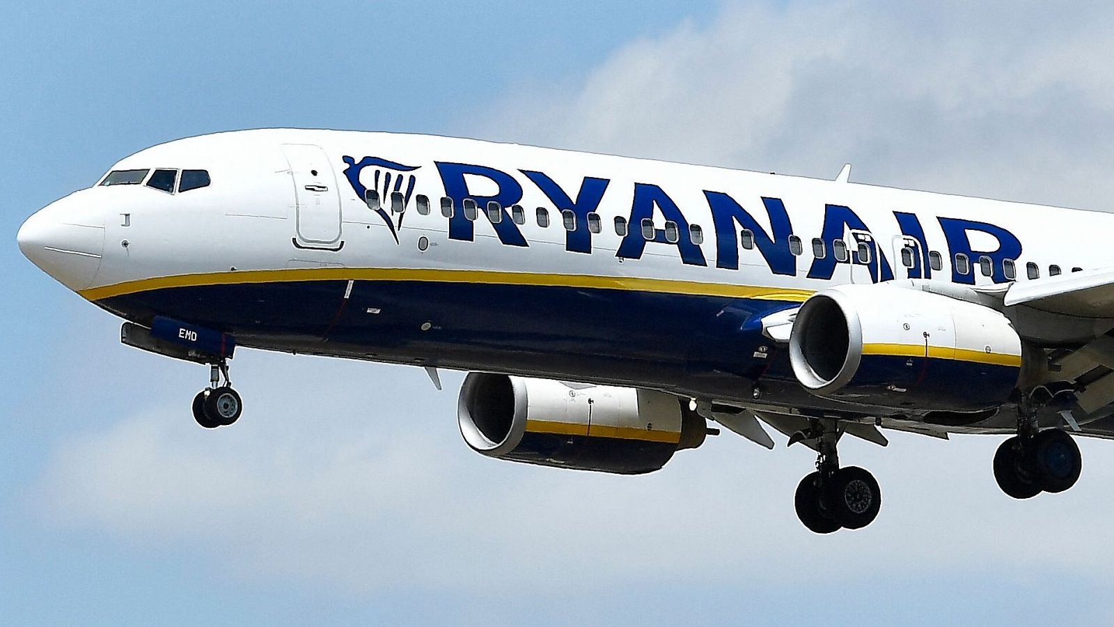 Un Boeing 737-8AS de Ryanair aterriza en el aeropuerto de Barcelona