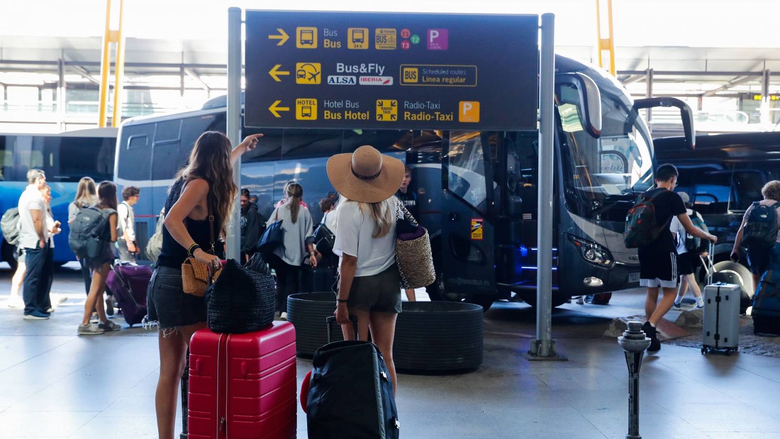 Varias personas abandonan la terminal 4 del aeropuerto Adolfo Suárez Madrid Barajas en el primer día del mes de julio de las vacaciones de verano