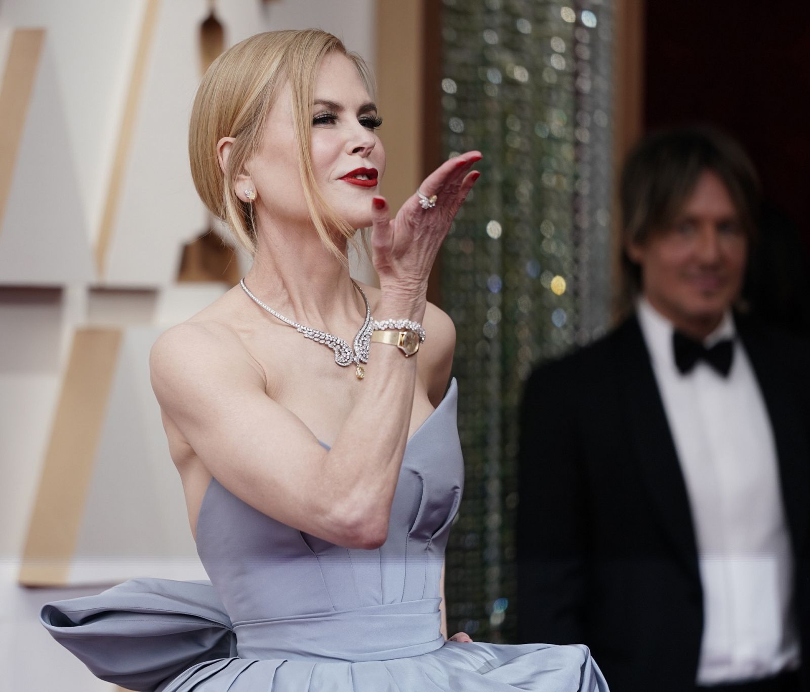 Nicole Kidman desfila ¿con papel de aluminio? Será meme