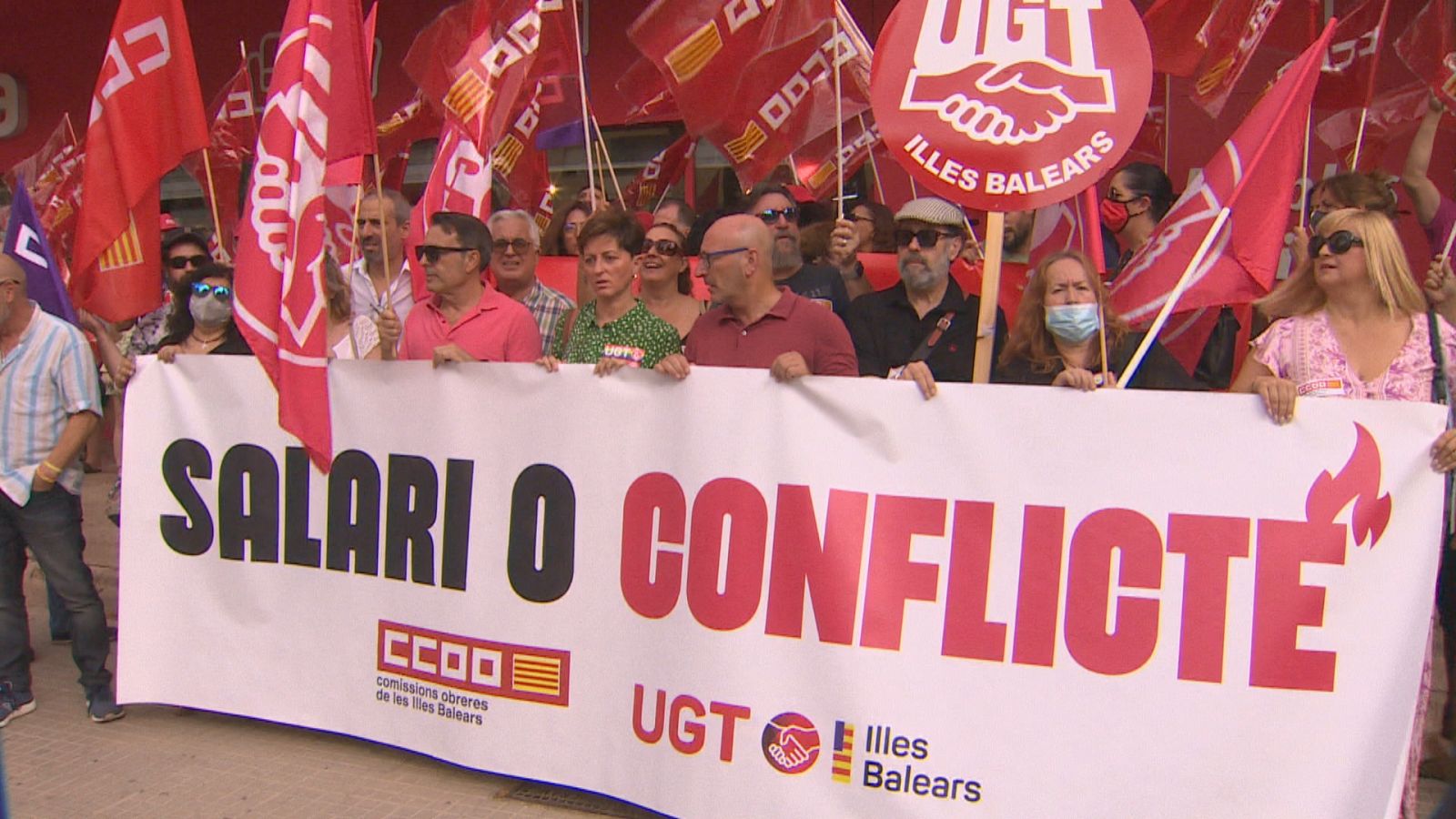 Els sindicats CCOO i UGT protesten a les portes de la patronal CAEB a Palma