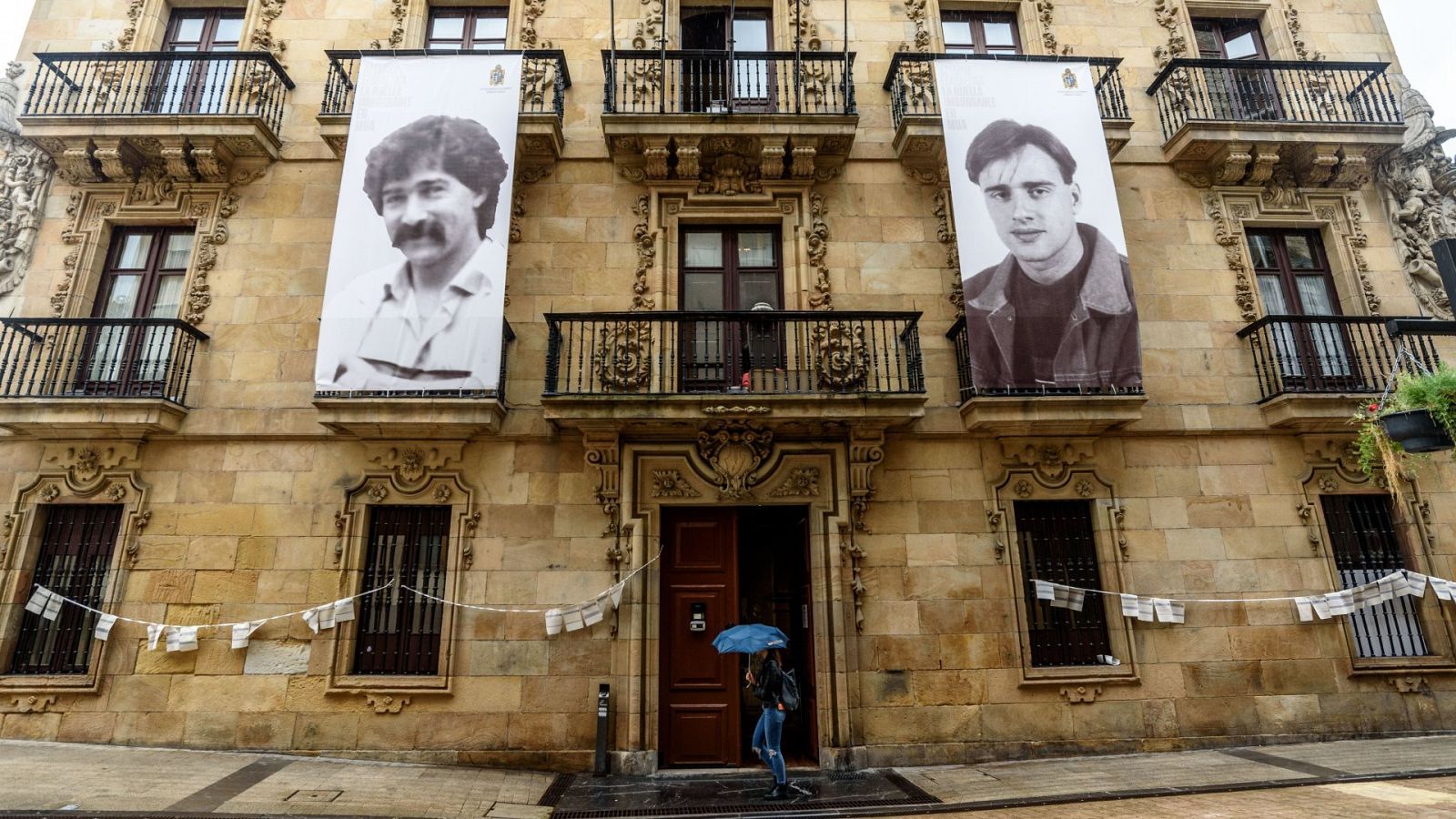 La fachada del Ayuntamiento de Ermua con dos fotos de Miguel Ángel Blanco y Sotero Mazo