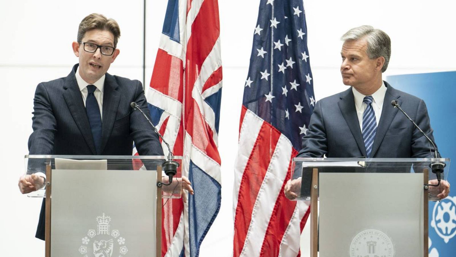 El director general del MI5, Ken McCallum, a la izquierda, y el director del FBI, Christopher Wray, asisten a una conferencia de prensa conjunta en la sede del MI5, en el centro de Londres, Reino Unido. 