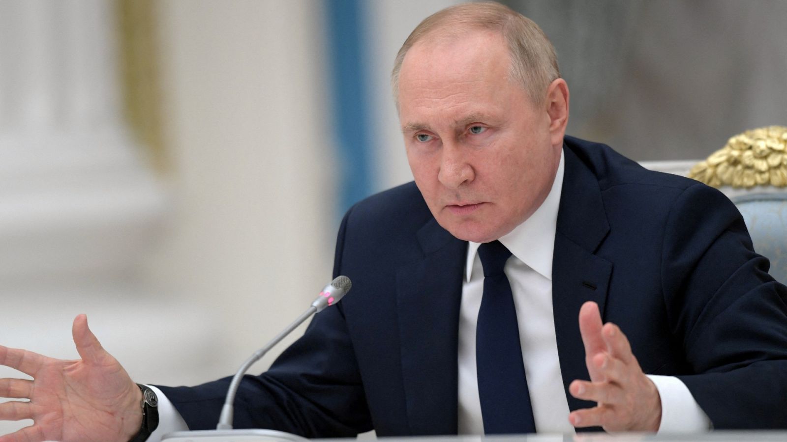 El presidente ruso, Vladímir Putin, dirigiéndose a los líderes parlamentarios