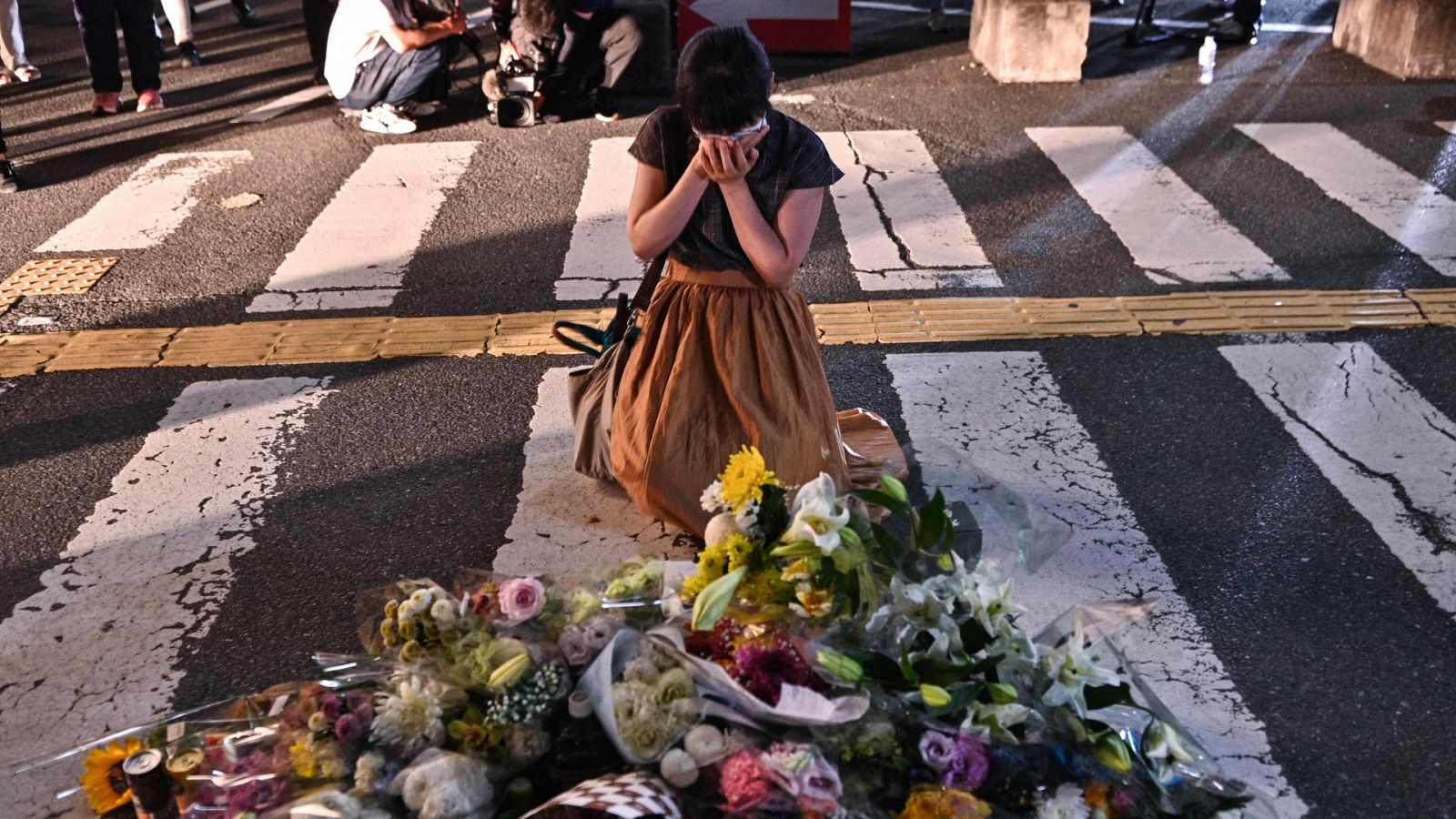 Una mujer frente al memorial improvisado en la estación de Yamato Saidaiji, Japón, tras el asesinato del ex primer ministro Shinzo Abe. 