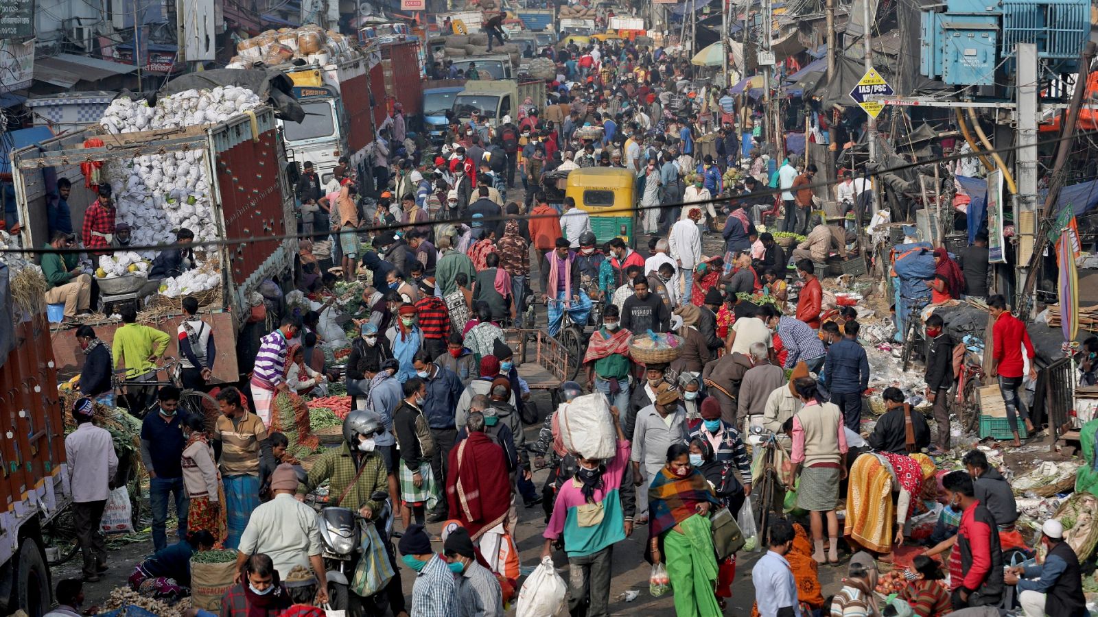 Una multitud de personas va de compras en Kolkata, la India