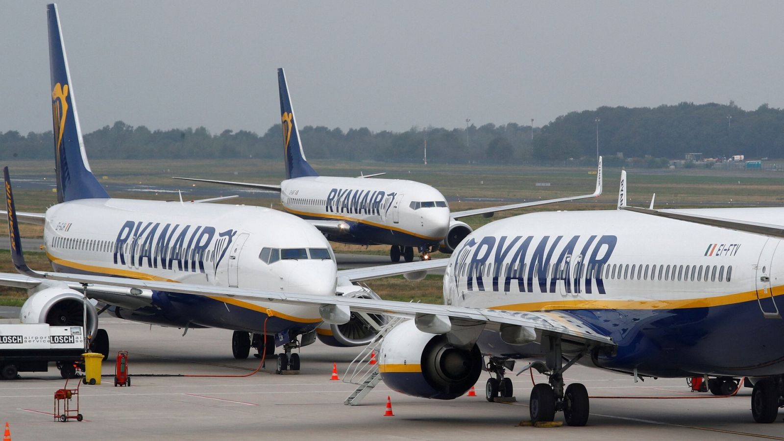 Tres aviones estacionados de Ryanair