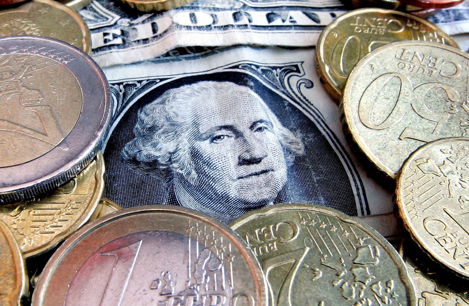 El dólar alcanza la paridad con el europ por primera vez en 20 años