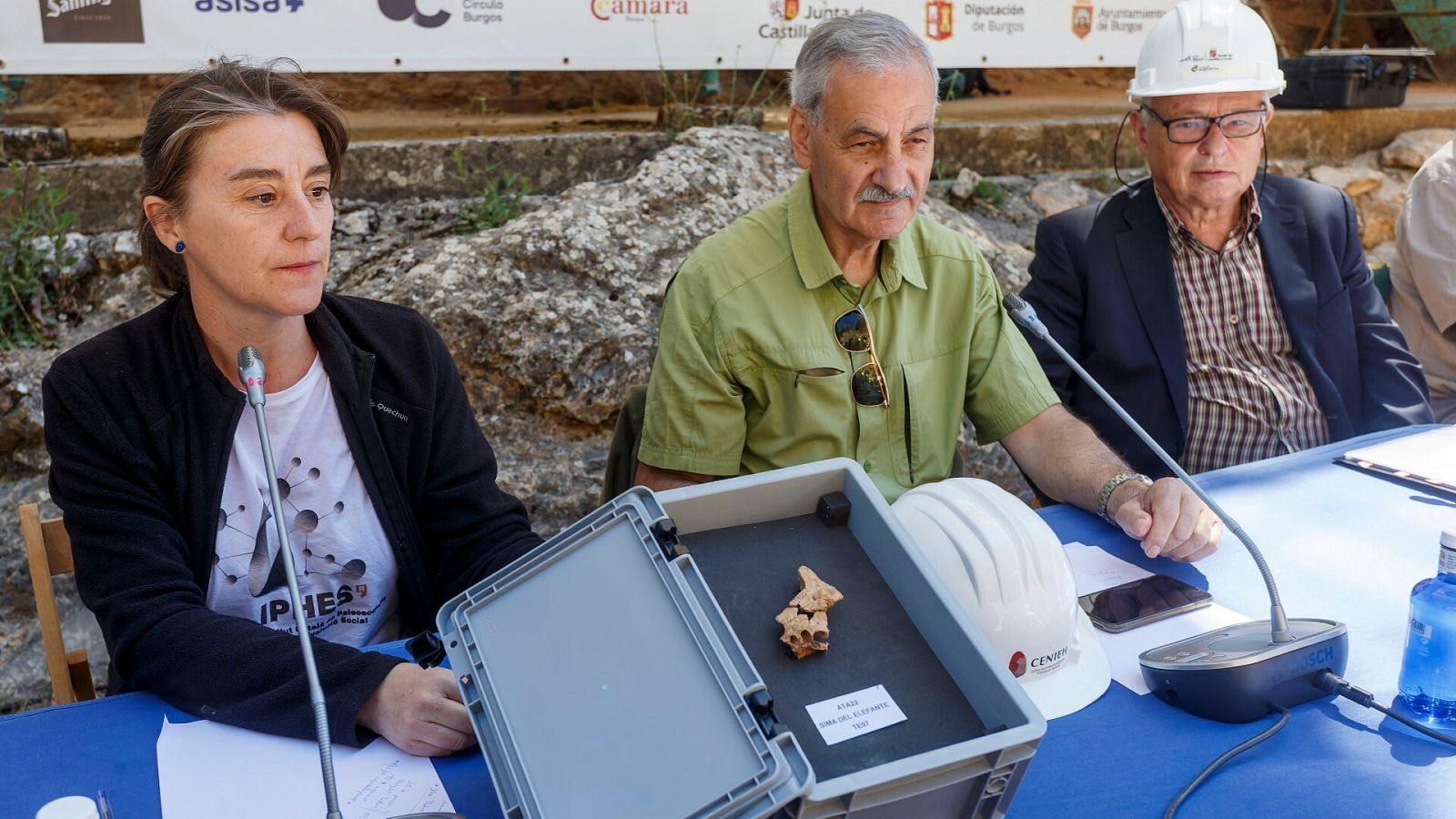 Rosa Huguet, coordinadora del yacimiento de la Sima del Elefante de Atapuerca, junto al coodirector, Bermudez de Castro, y el consejero de Cultura, Gonzalo Santonja