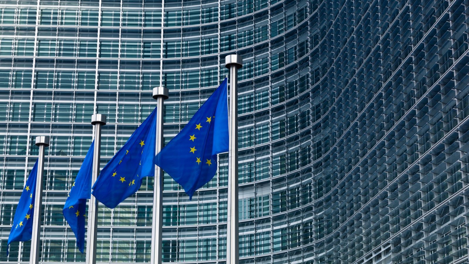 Banderas de la Unión Europea frente al edificio de la Comisión Europea en Bruselas, Bélgica