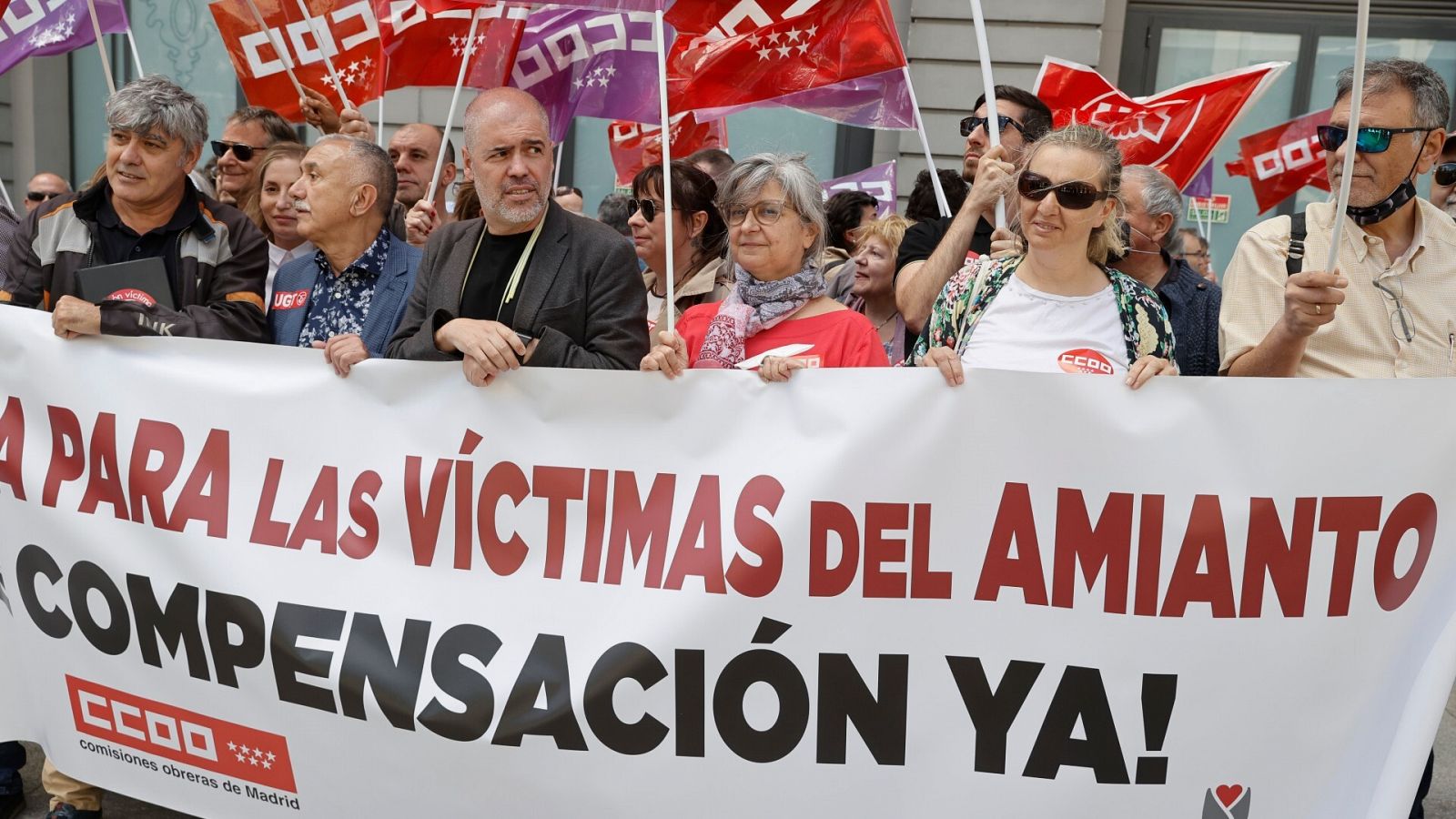 Los secretarios generales de CCOO y UGT, Unai Sordo y Pepe Álvarez, en una concentración para reclamar el fondo del compensación del amianto