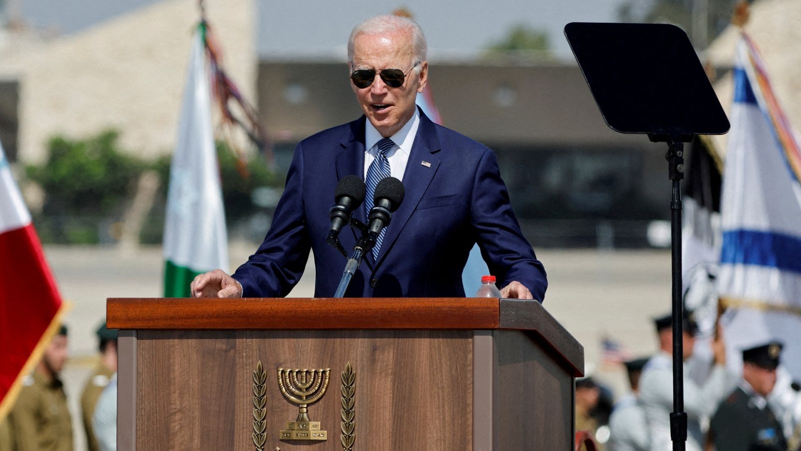 Joe Biden pronuncia un discurso durante una ceremonia de bienvenida en el aeropuerto internacional Ben Gurion de Lod, cerca de Tel Aviv, Israel.