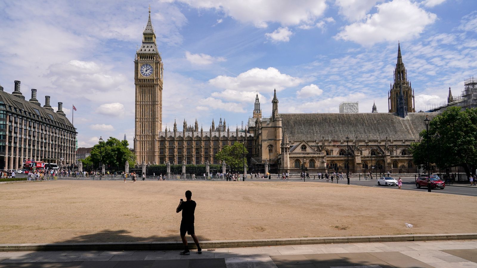 Un hombre toma una fotografía en Parliament Square, en Londres