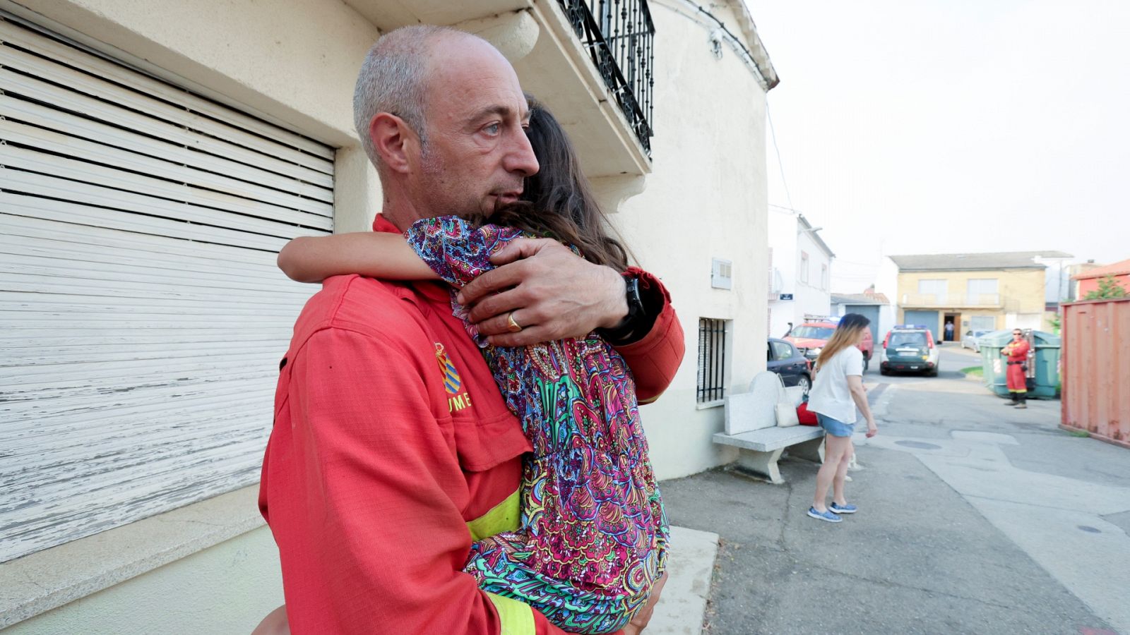 Un vecino sostiene una niña en brazos en Morasverdes (Salamanca)