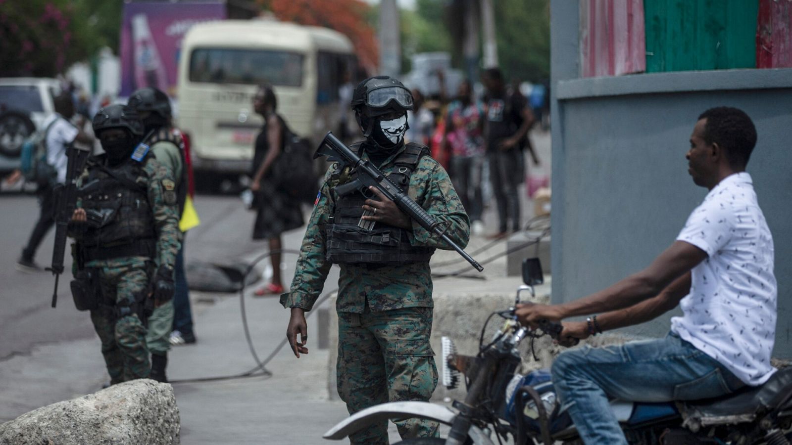 Tres miembros de las fuerzas armadas de Haití montan guardia en una calle de Puerto Príncipe.
