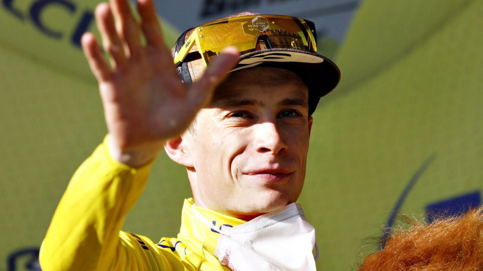 El danés Jonas Vingegaard (Jumbo Visma) en el podio tras la etapa 15 del Tour de Francia.