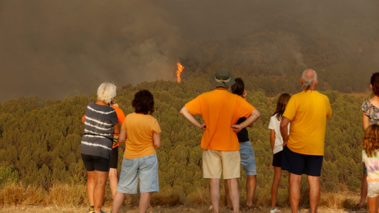 Varias personas observan el incendio desatado en El Pont de Vilomara