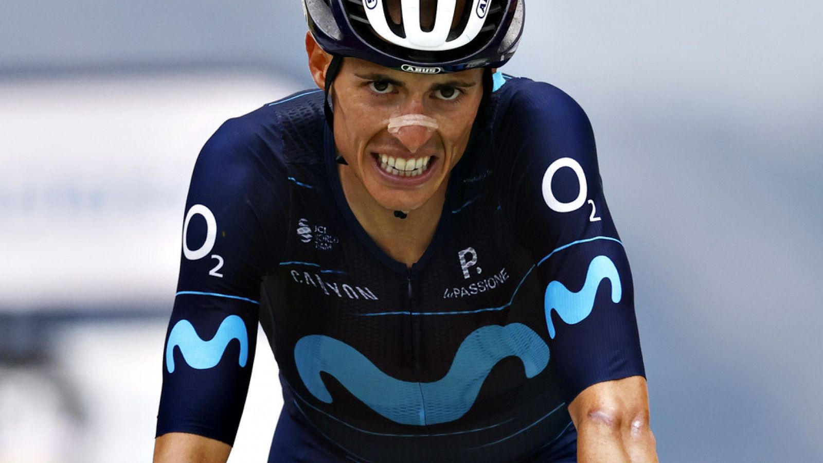 Imagen del corredor Enric Mas (Movistar Team) durante la etapa 11 del Tour de Francia 2022.