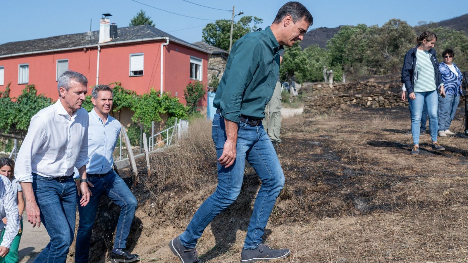 Pedro Sánchez visita la localidad de O Barco de Valdeorras (Ourense), afectada por los incendios que asolan España