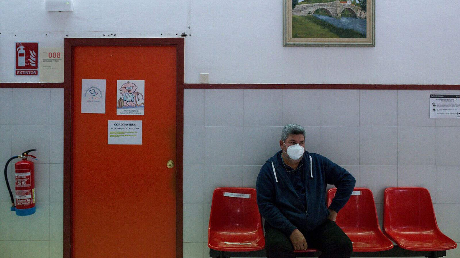 Un hombre espera en la sala de espera de un centro de salud, en una imagen de archivo