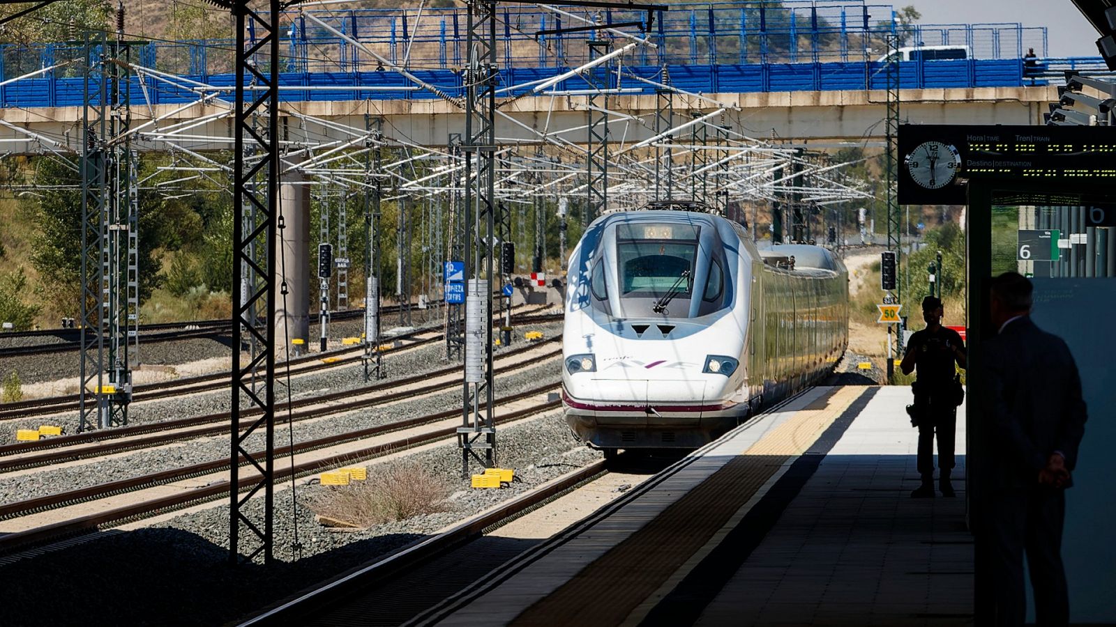 El AVE del viaje inaugural llega a Burgos procedente de Madrid