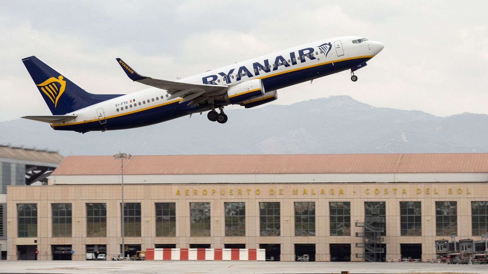 Un avión despega del aeropuerto de Málaga-Costa del Sol