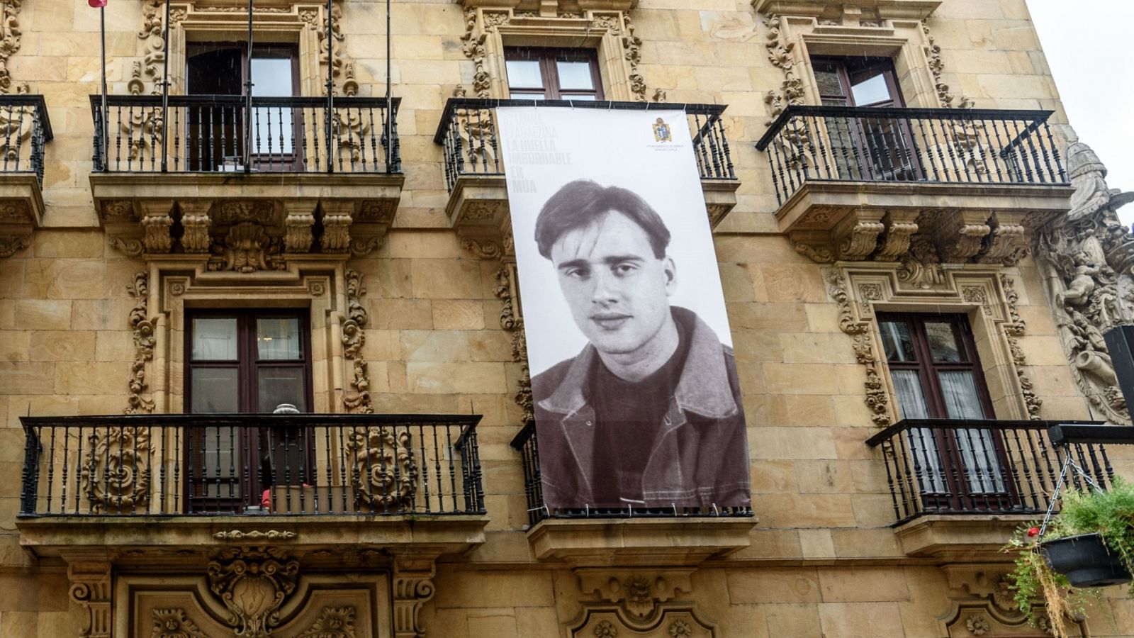 Fotografía de Miguel Ángel Blanco en la fachada del Ayuntamiento de Ermua