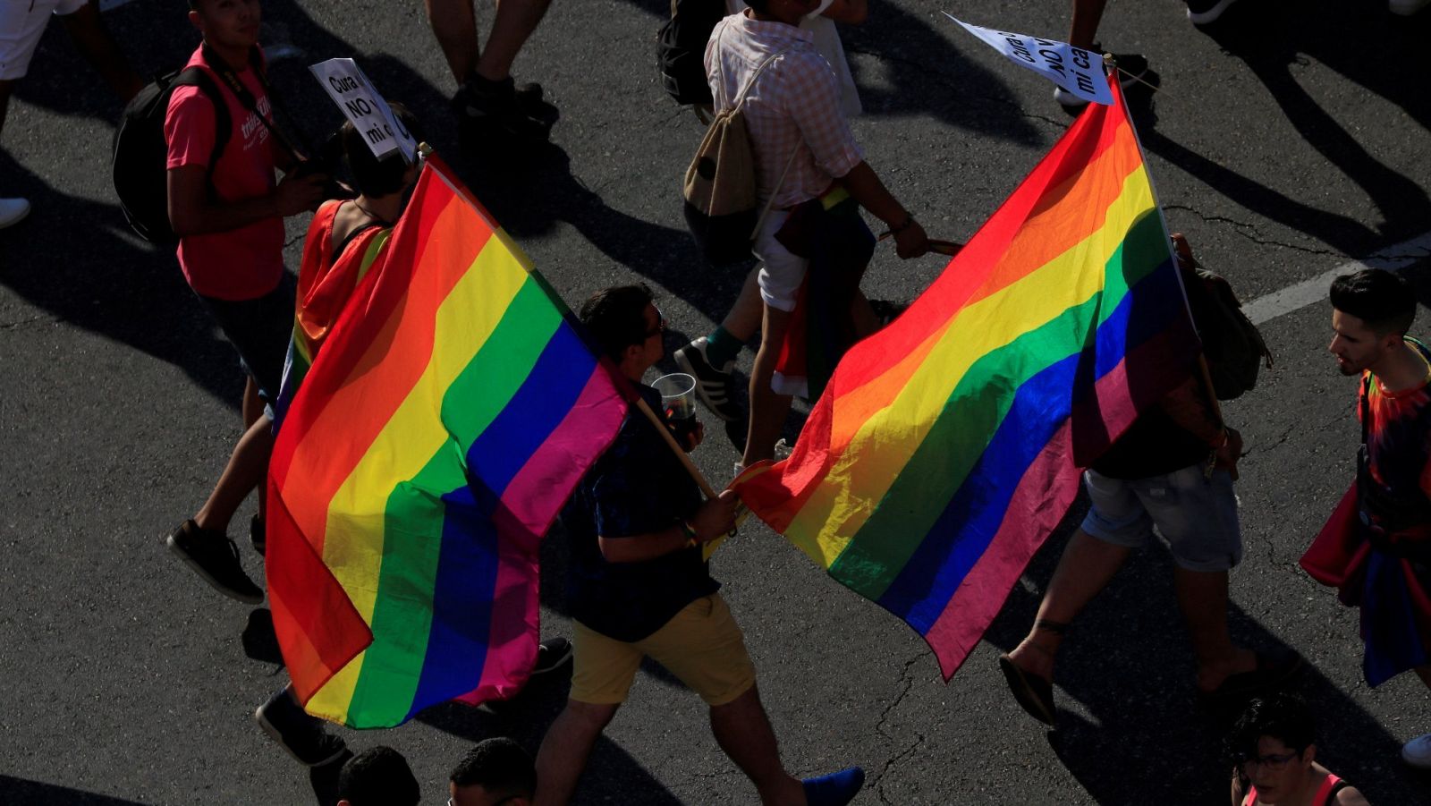 Dos banderas LGBTI+ durante la marcha del Orgullo