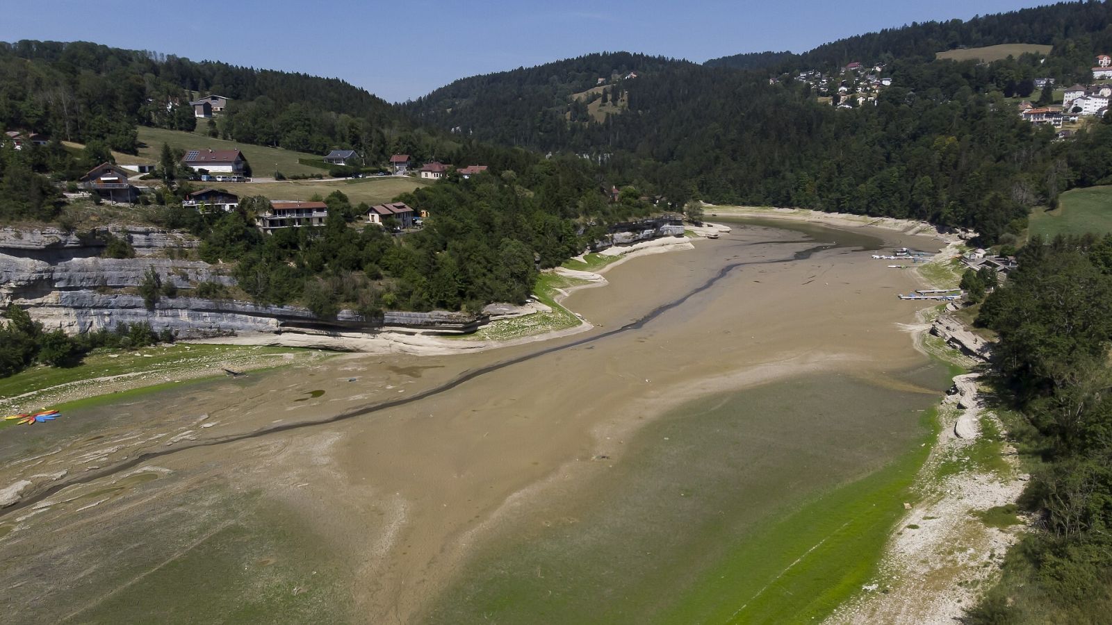 El lago Brenet, parte del río Doubs, frontera natural entre Francia y el oeste de Suiza