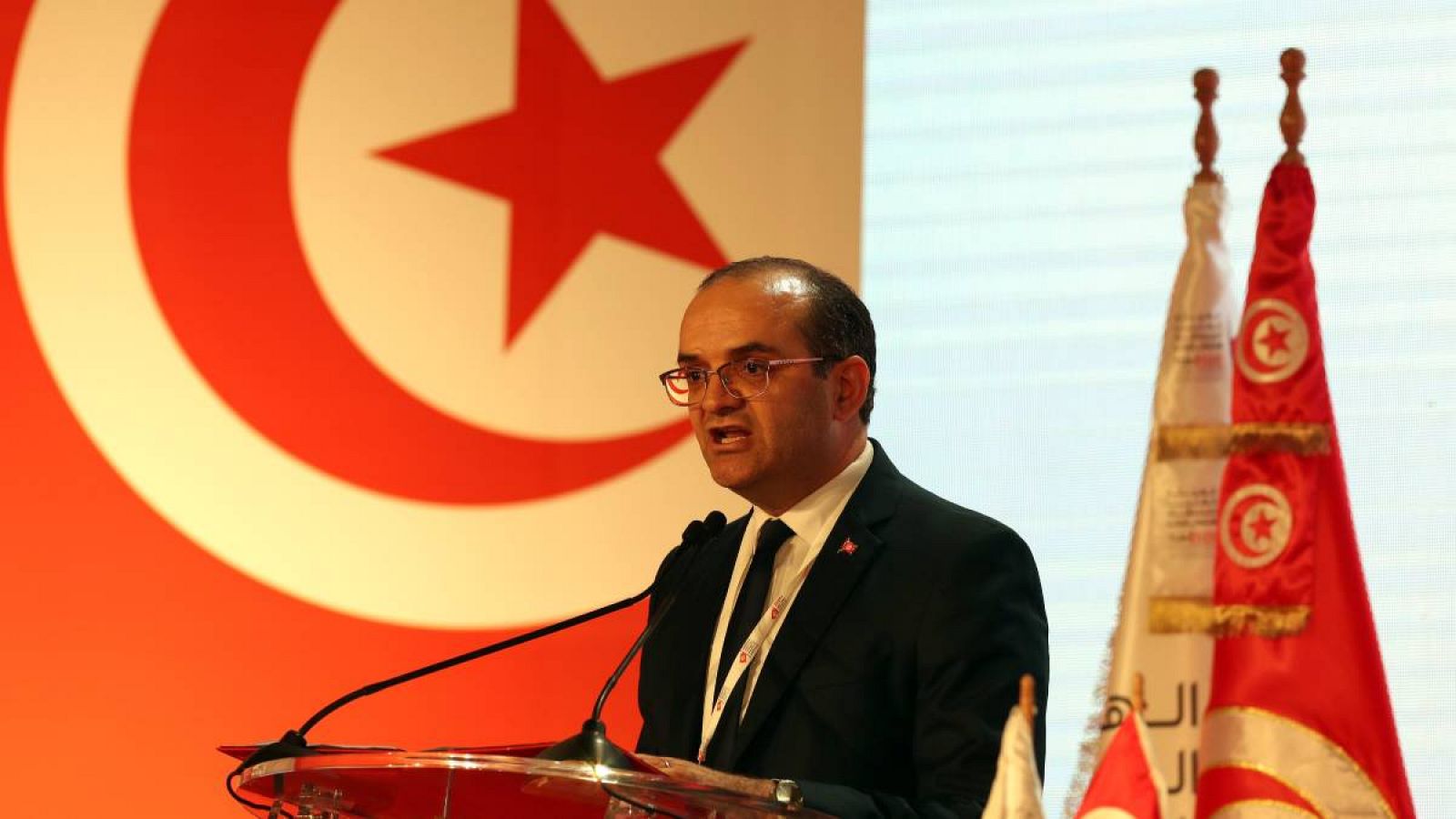 Farouk Bouasker, presidente de la Alta Autoridad Independiente para las Elecciones, habla durante el anuncio de los resultados preliminares de un referéndum sobre una nueva constitución en Túnez.