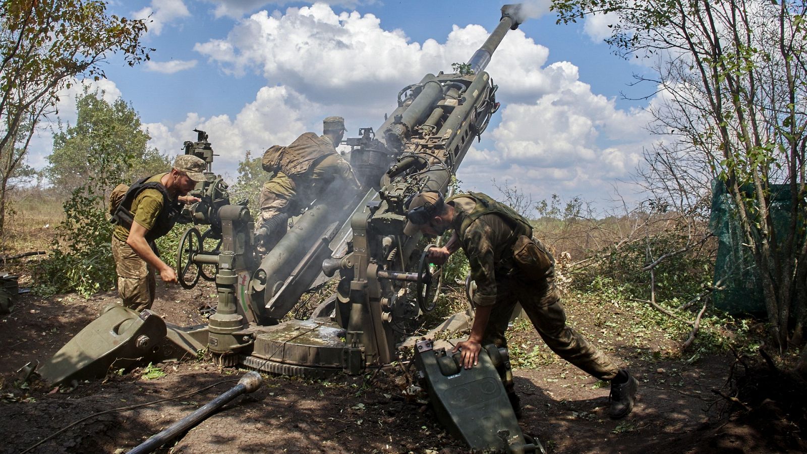 Soldados ucranianos disparan una pieza de artillería de fabricación estadounidense