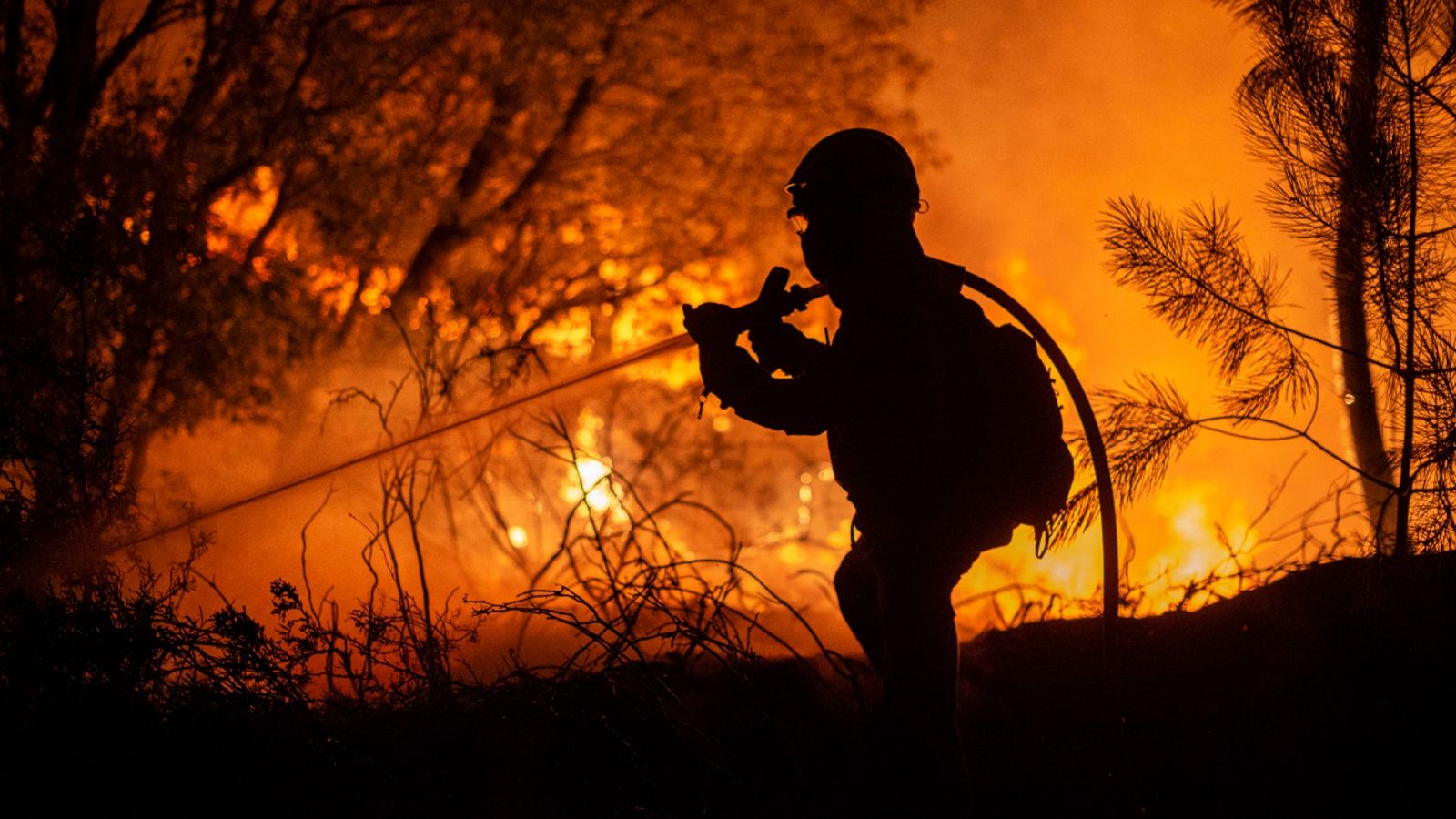 Imagen de archivo de un bombero participando en la extinción de un incendio.