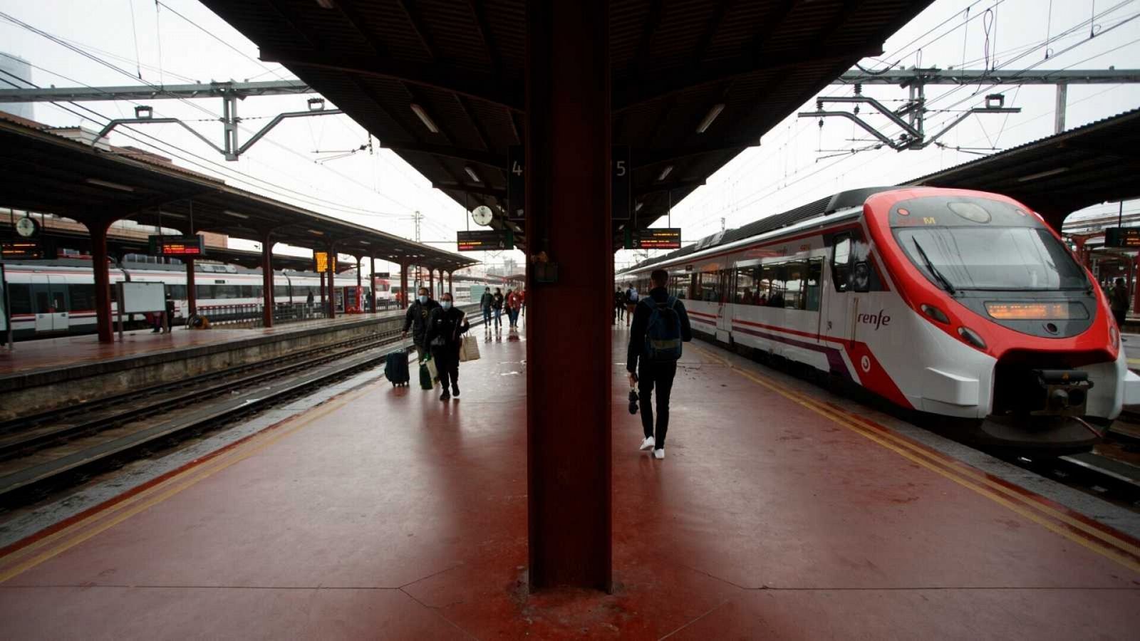 Tren de cercanías en la estación de Chamartín, Madrid