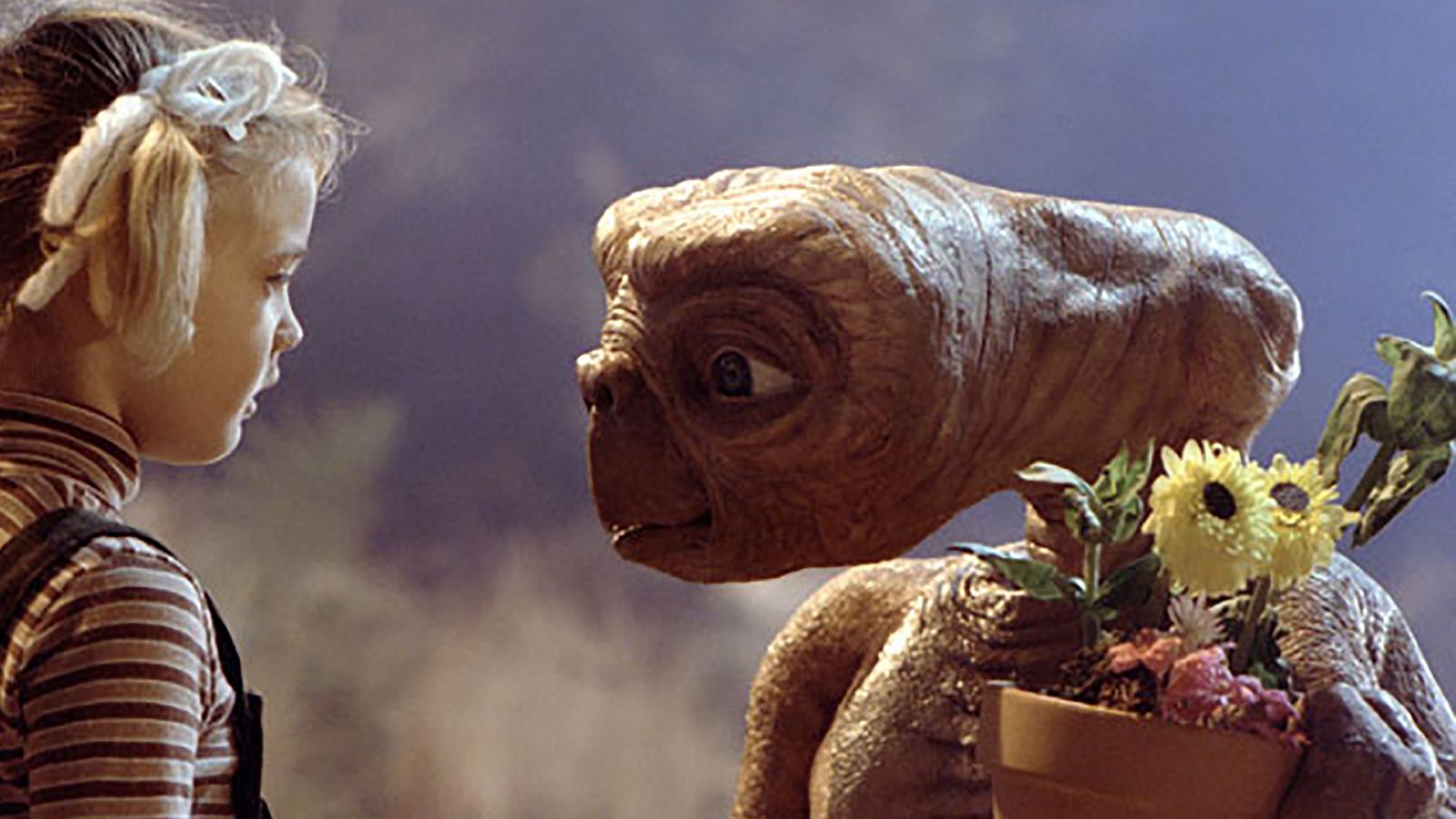 Películas como 'E.T., el extraterrestre' nos influyen a la hora de representar a los extraterrestres.