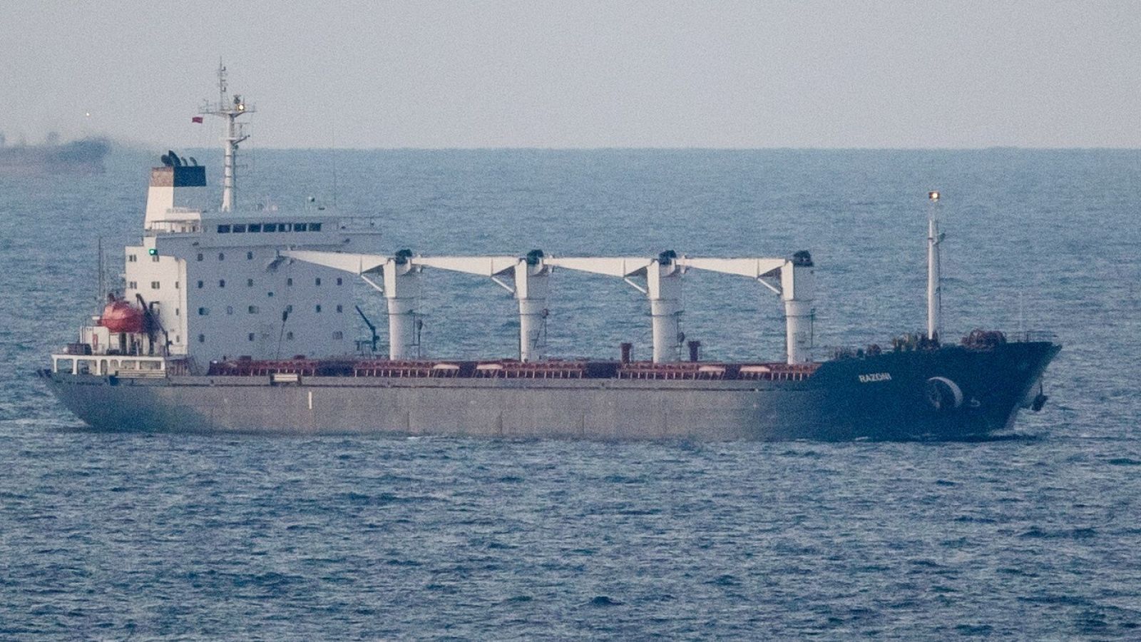 El buque de carga con bandera de Sierra Leona. 'Razoni', que salió del puerto de Odesa con el primer cargamento de grano para la exportación, en aguas turcas.