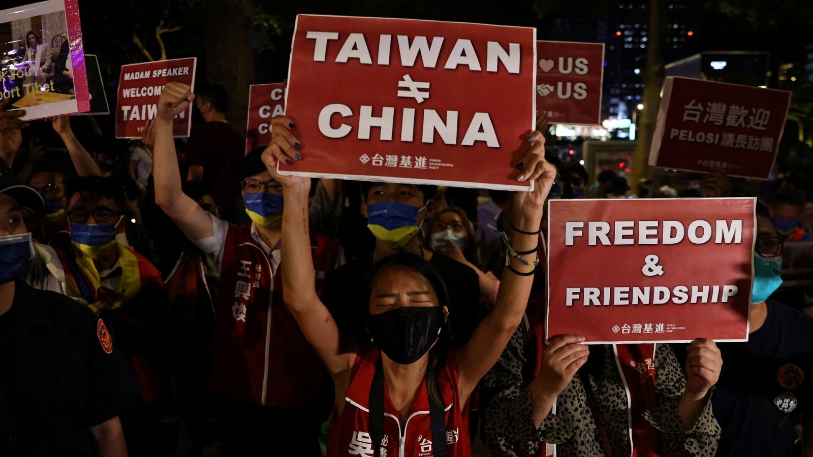  Manifestantes sostienen carteles en apoyo a la visita de la presidenta de la Cámara de Representantes de EE.UU. a Taiwán