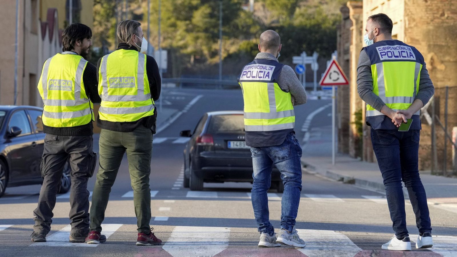 Agentes de los Mossos d'Esquadra durante el operativo para detener al 'pistolero de Tarragona'