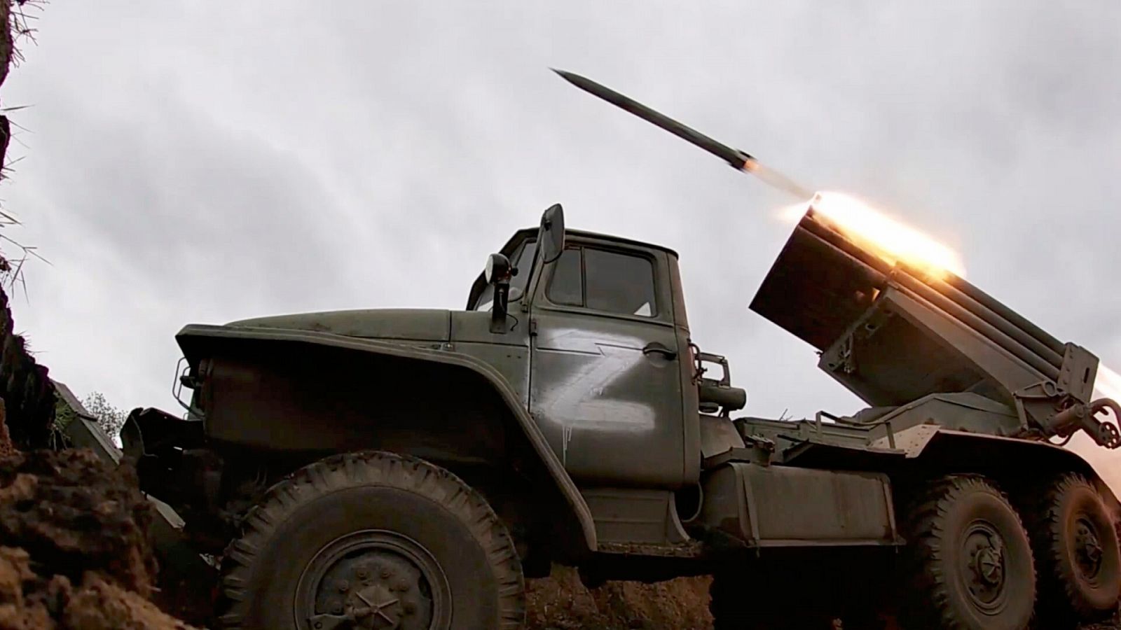 Un Tornado-G múltiple ruso lanzando un misil en Ucrania