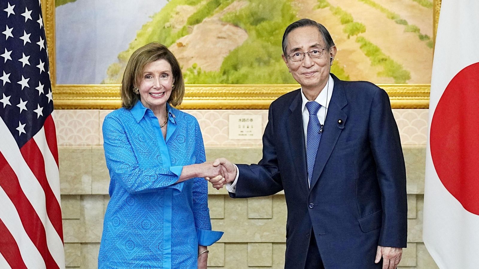 La presidenta de la Cámara de Representantes de EE.UU., Nancy Pelosi, saluda a su homólogo japonés, Hiroyuki Hosoda, a su llegada a Tokio.