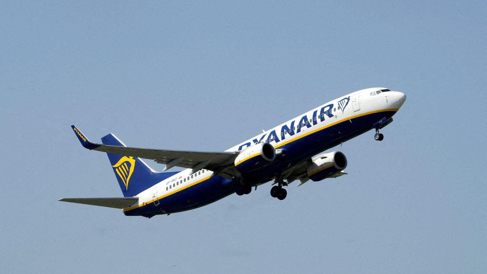 Un Boeing 737-8AS de Ryanair despega del aeropuerto de Riga