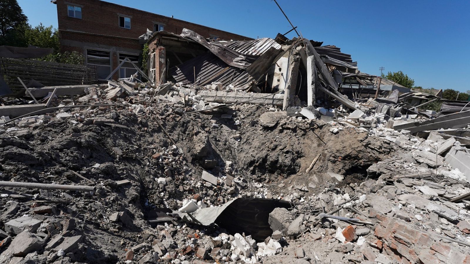Una fábrica bombardeada en la ciudad de Járkov
