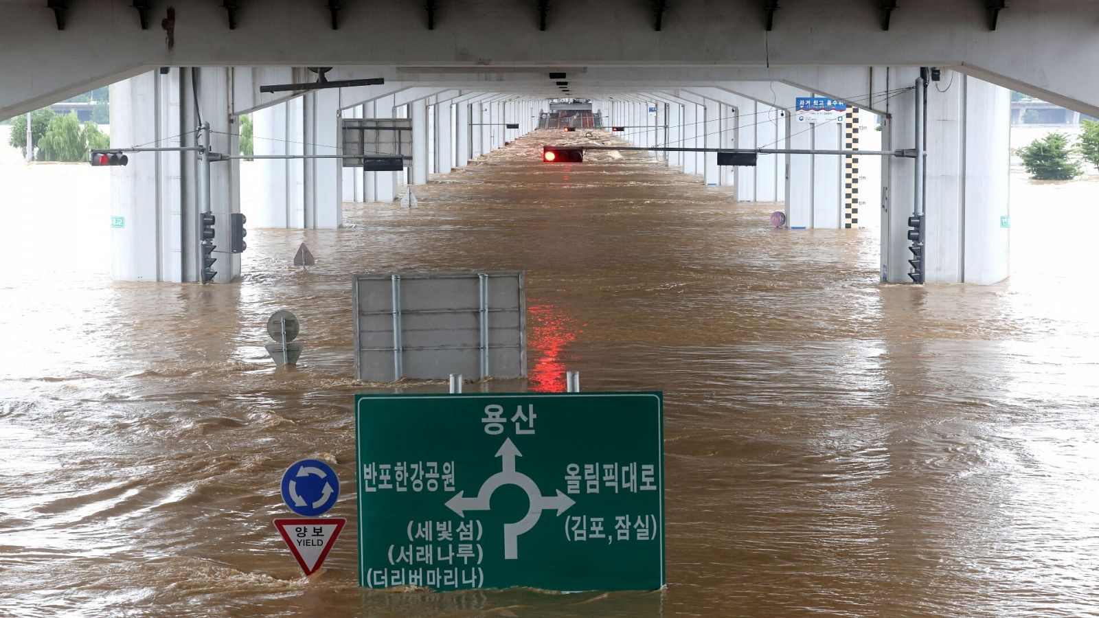 Un puente sumergido por las lluvias torrenciales en Seúl