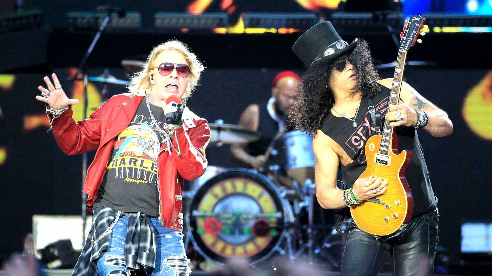 Los integrantes de Guns N'Roses, Axl Rose (i) y Slash, durante su actuación el 4 de junio de 2017 en el estadio Vicente Calderón de Madrid.