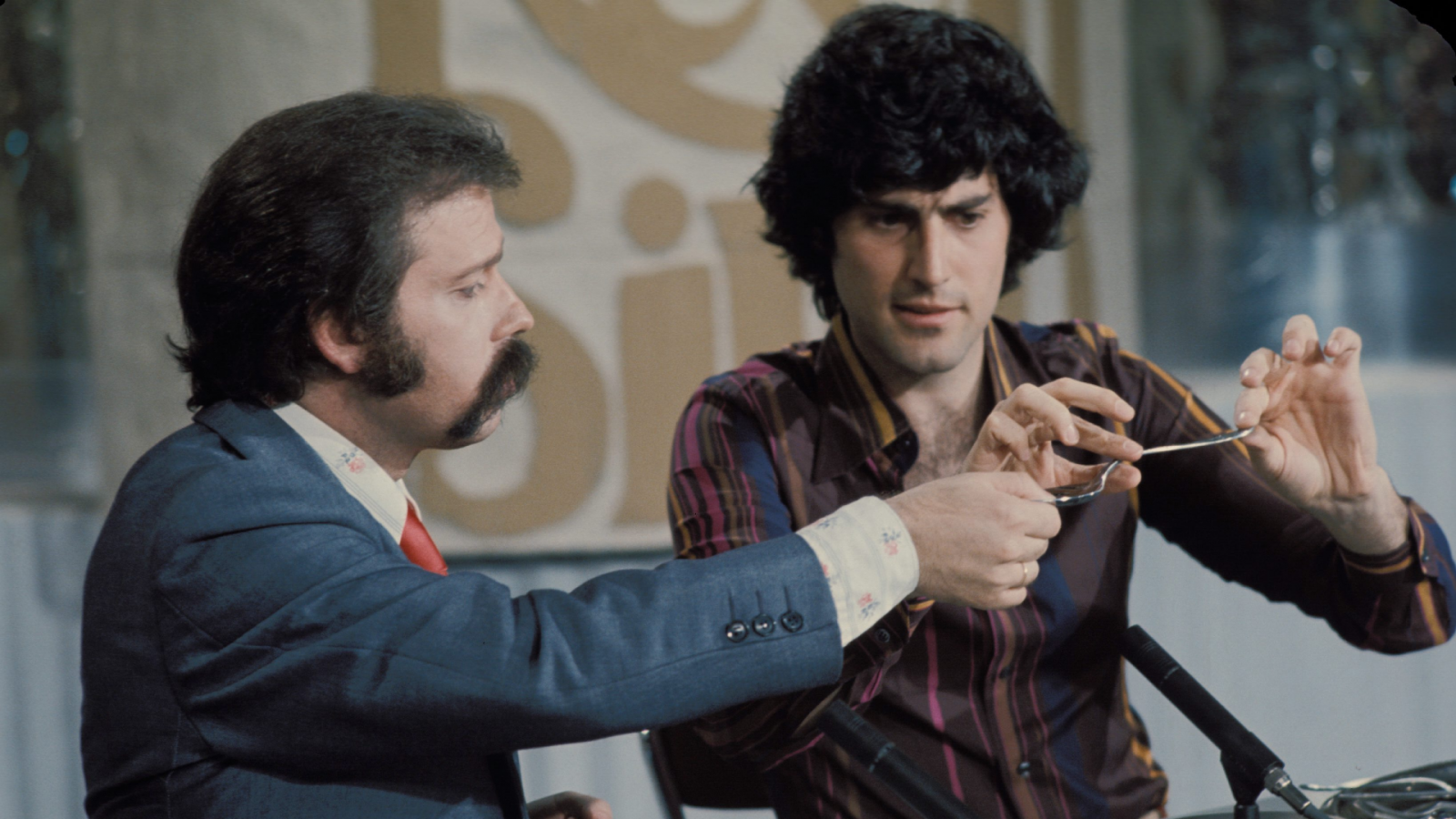 José María Íñigo junto al mentalista Uri Geller durante su entrevista en 'Directísimo' en 1975