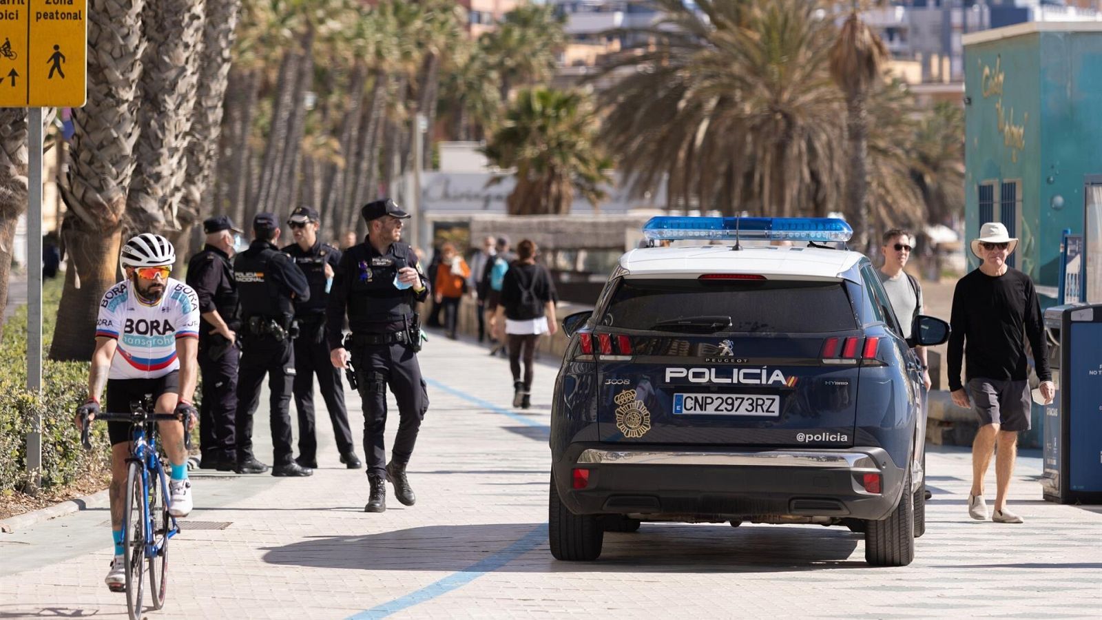 Un coche de la Policía Nacional patrulla este verano en la costa mediterránea