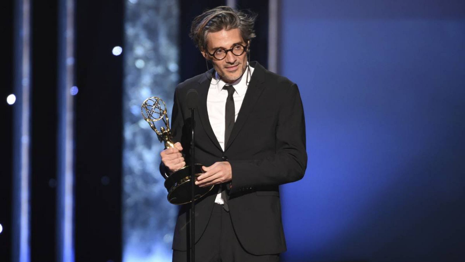 El director Alberto Mielgo acepta el premio por logros individuales sobresalientes en animación por 'Love, Death, and Robots' en los Premios Emmy de Artes Creativas 2019 en Los Ángeles.