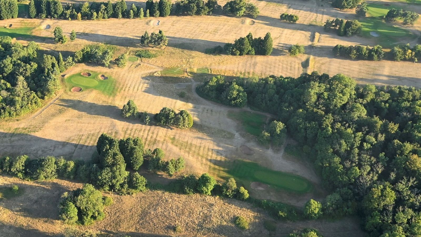 Vista de un campo de golf reseco este viernes desde un globo aerostático cerca de Bristol, en Gran Bretaña.