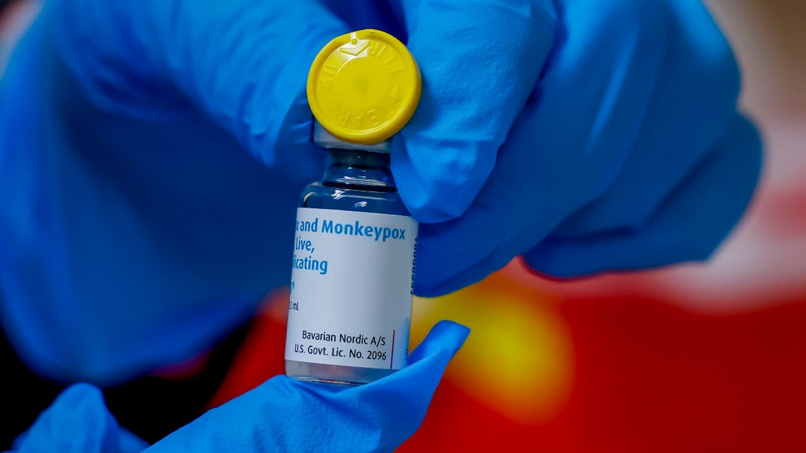 Imagen de un vial de la vacuna contra la viruela del mono.
