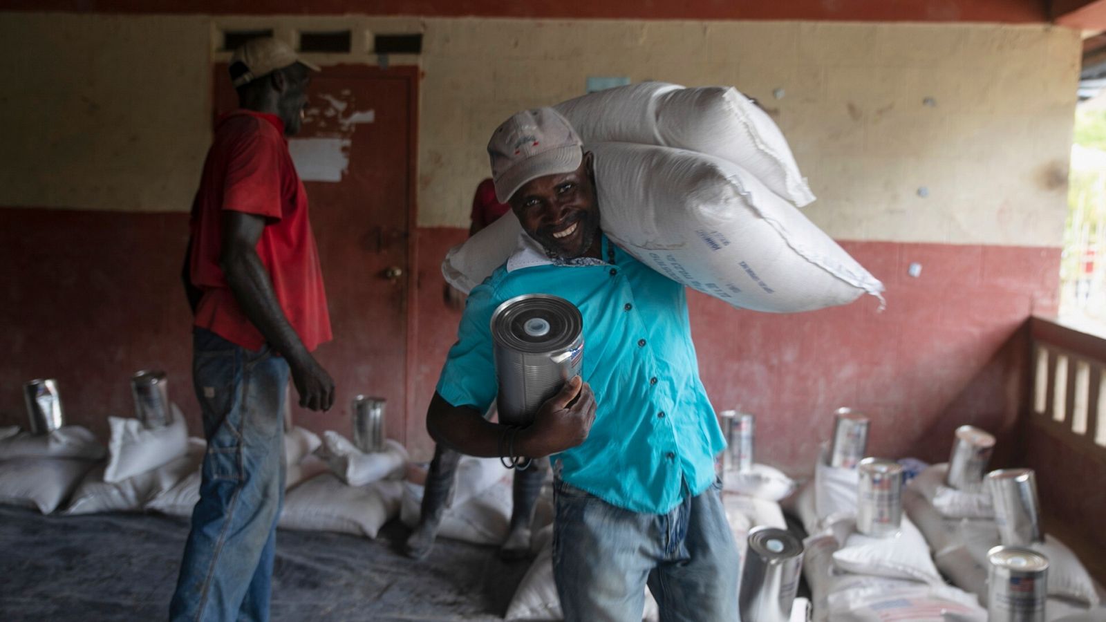 Un residente en la comuna de Jean-Rabel recibe ayuda alimentaria