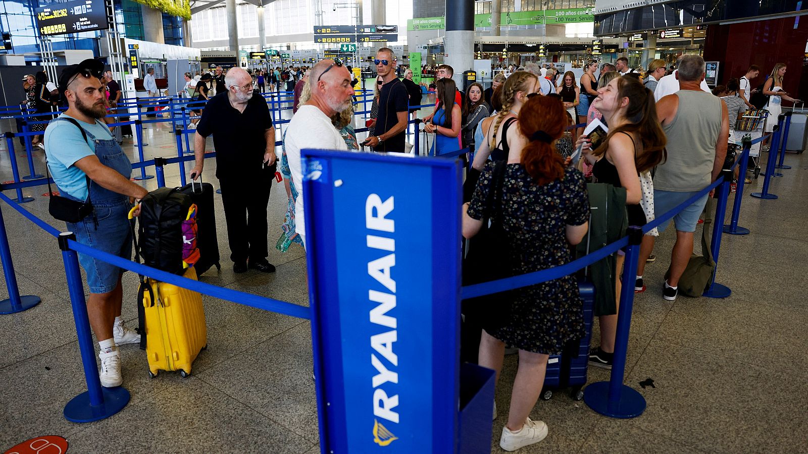 Pasajeros de Ryanair hacen cola en el aeropuerto de Málaga - Costa del Sol.
