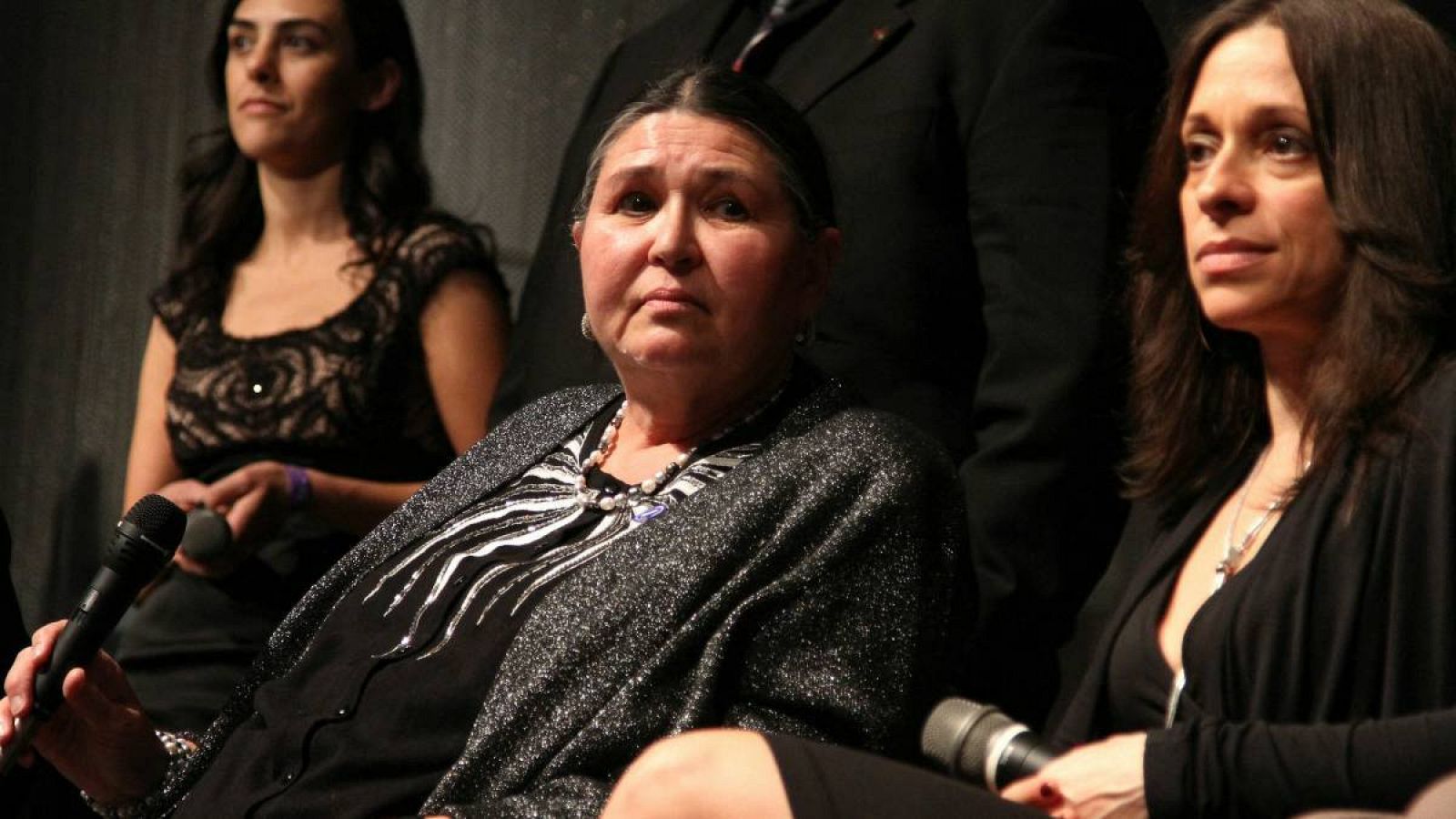 La activista Sacheen Littlefeather y la productora de la película Christina Fon asisten a la sesión de preguntas y respuestas en el National Task Force for American Indians del presidente SAG y NBC en Los Ángeles, California.